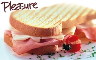 Toast americano farcito con prosciutto Praga e formaggio Edamer