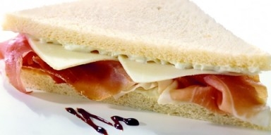 Tramezzino: morbido pane al latte farcito con maionese, prosciutto e formaggio