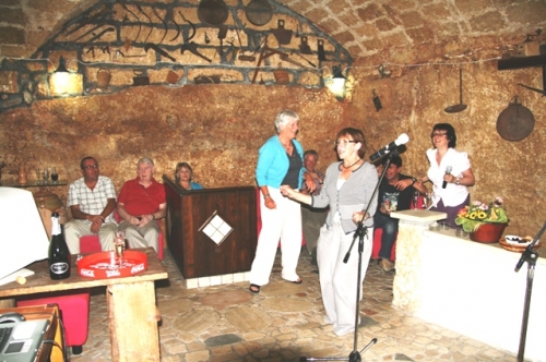 Cantare col karaoke nel ipogeo