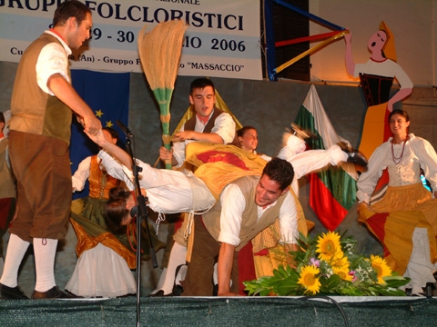 Gruppo Folkloristico Umbria Folk durante il ballo della scopa