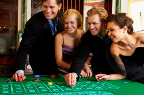 clienti ad un tavolo da gioco