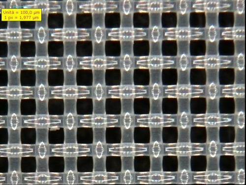 Foto ingradita 200 volte di un tessuto da 62 fili ciascuno di diametro 64 micron