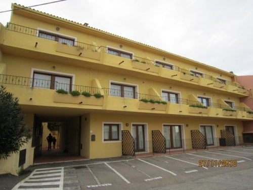 l'ingresso del residence con i parcheggi privati