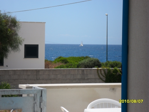 vista mare dall'interno casa vacanza www.maresalento.net