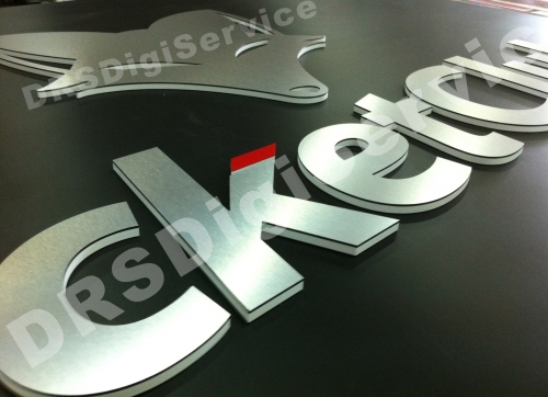 logo a rilievo in forex da 1 cm e alluminio spazzolato.jpg