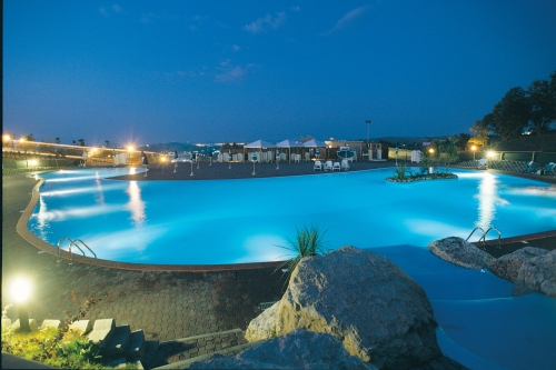 piscina di notte