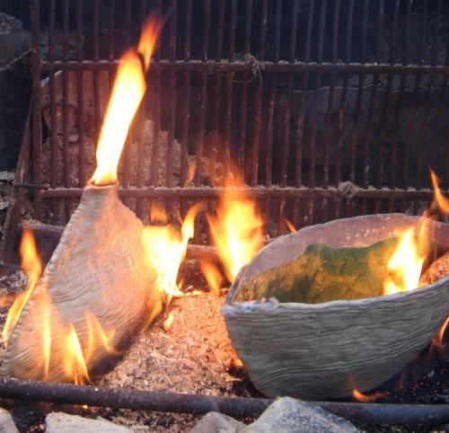 fuoco raku: riduzione in segatura e foglie secche