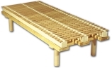 base ergonomica senza parti metalliche con flessione uguale su tutti i punti ai bordi come al centro, appoggia su abete massiccio, composta da lattice e fibra di cocco, doghe in faggio massiccio