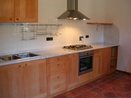 Cucina su misura in Faggio massiccio con piano in marmo